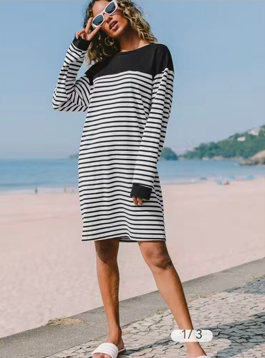 CUPSHE Katharine round neck black and white stripe sweater dress